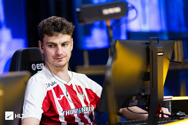 knight：只需要正常对待JDG就可以了，对老队友说一起加油